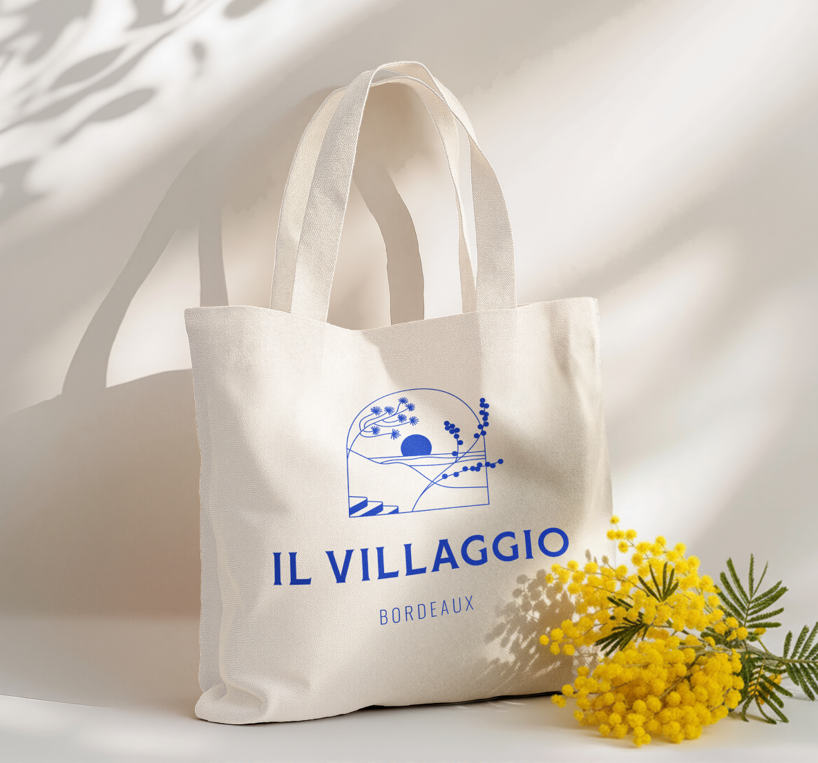 Tote bag avec le logo d'Il Villaggio et un bouquet de mimosa